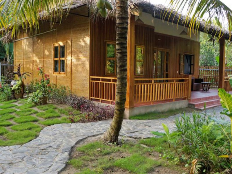 Nhà được lợp mái bằng lá dừa khô, lá cỏ tranh khô